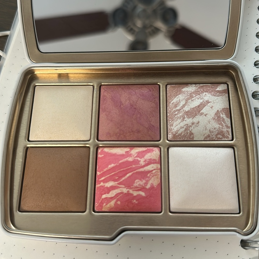 Hourglass Ambient 2023 Holiday Lighting Edit Unlocked Palette Owl Palette